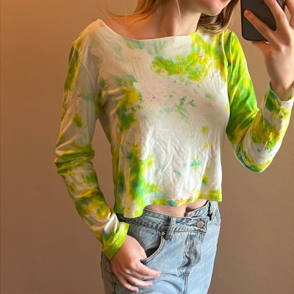 💚custom tie-dyed cut out scoop neck lime crop long sleeve tee